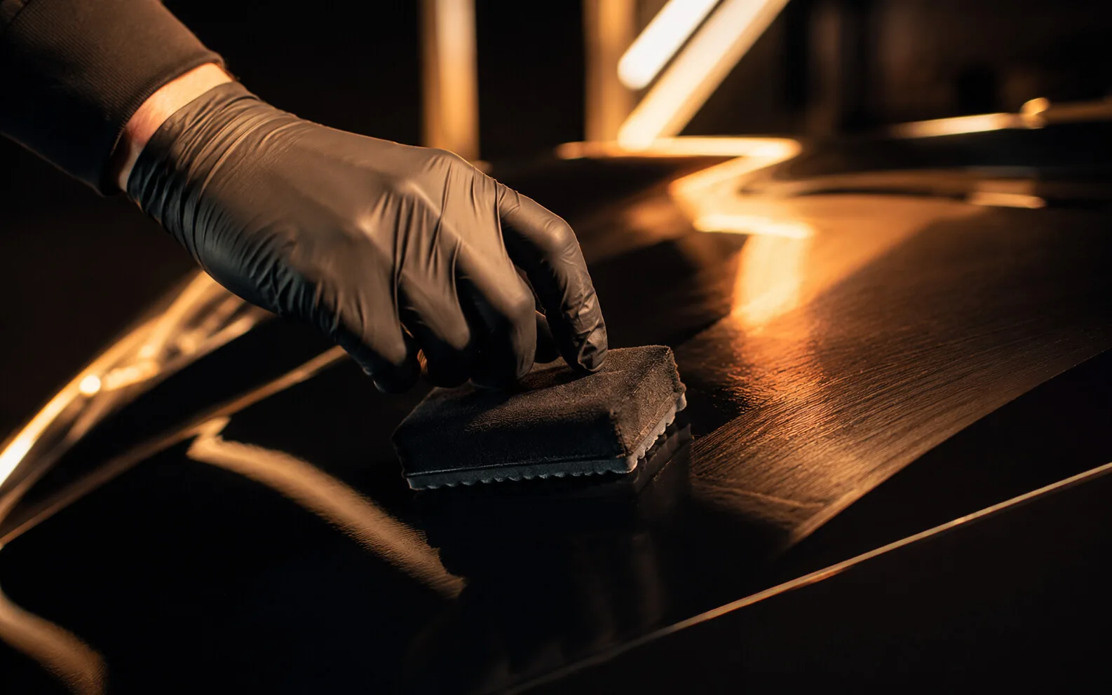 Lackversiegelung von Hand aufgetragen